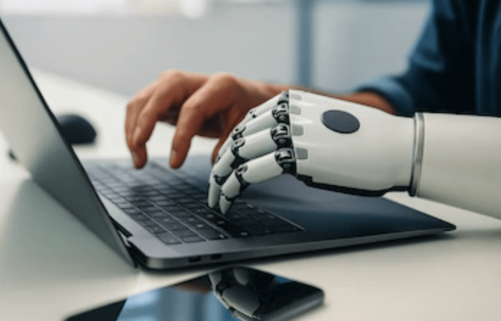 Inteligencia artificial escribiendo en un teclado de laptop