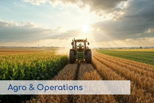 Tractor trabajando en un campo de cultivo al atardecer, representando los servicios de Agro y Operaciones.