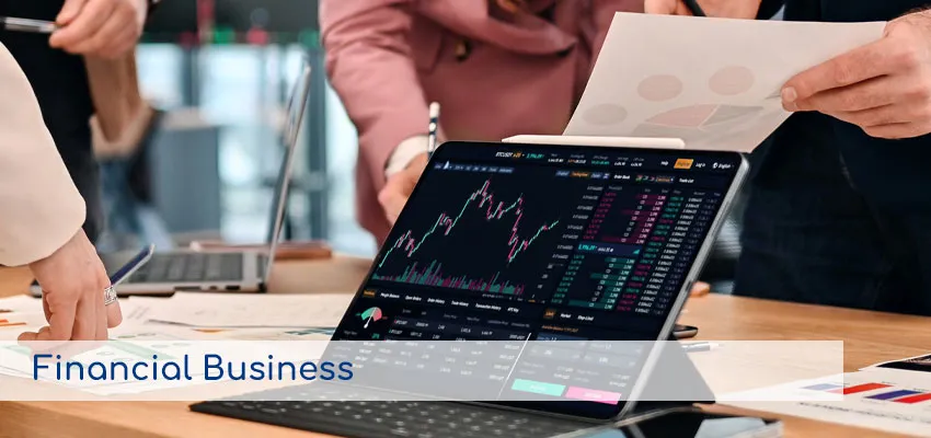 Equipo de trabajo analizando gráficos financieros en una tablet, representando los servicios de Negocios Financieros.