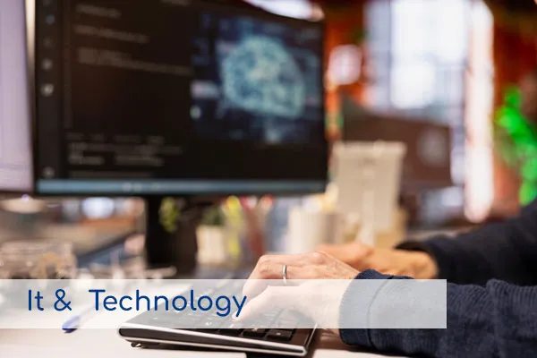 Persona programando en una computadora, representando los servicios de IT y Tecnología.